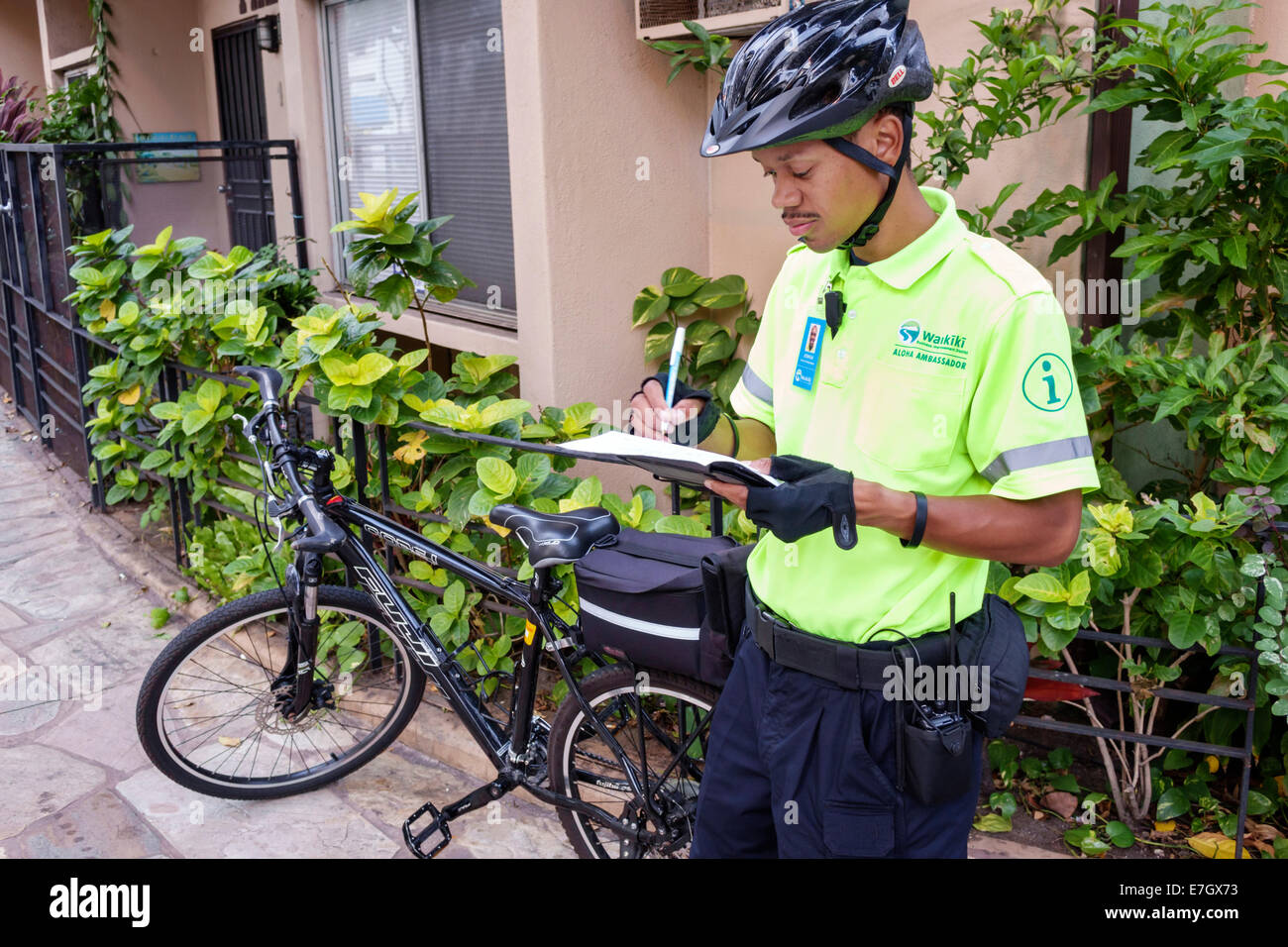 Honolulu Waikiki Beach Hawaii,Hawaiian,Oahu,Kuhio Avenue,uomo nero  maschio,Aloha Ambassador,informazioni,offerte,aiuto,bicicletta,bicicletta ,equitazione,bicicletta,r Foto stock - Alamy