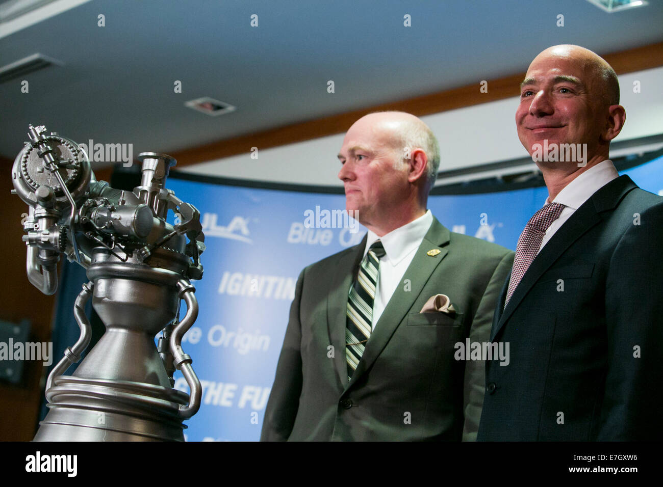 Jeff Bezos, fondatore di Amazon.com e di origine blu, destra e Tony Bruno, CEO di United Launch Alliance (ULA), sinistra, partecipare a una conferenza stampa a svelare per essere-4 motore a razzo presso il National Press Club nel centro cittadino di Washington, D.C. il 17 settembre 2014. Di origine blu e la United Launch Alliance (ULA) hanno stipulato un accordo per sviluppare congiuntamente il nuovo motore. Foto Stock