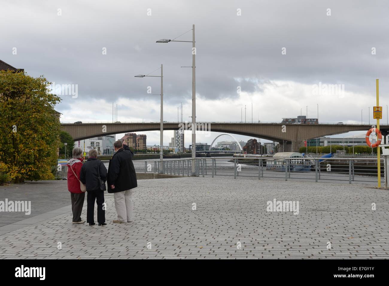 Il Riverside passerella che conduce al Kingston Bridge in Glasgow Foto Stock