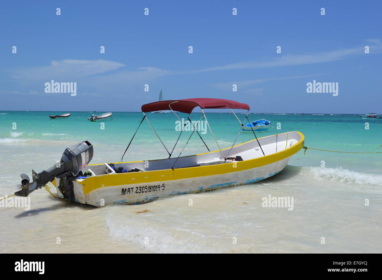 Barca gialla sulla spiaggia in Messico Foto Stock