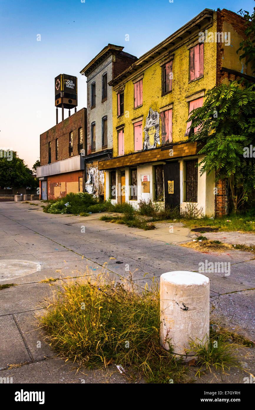 Negozi abbandonati a Old Town Mall, a Baltimora, Maryland. Foto Stock