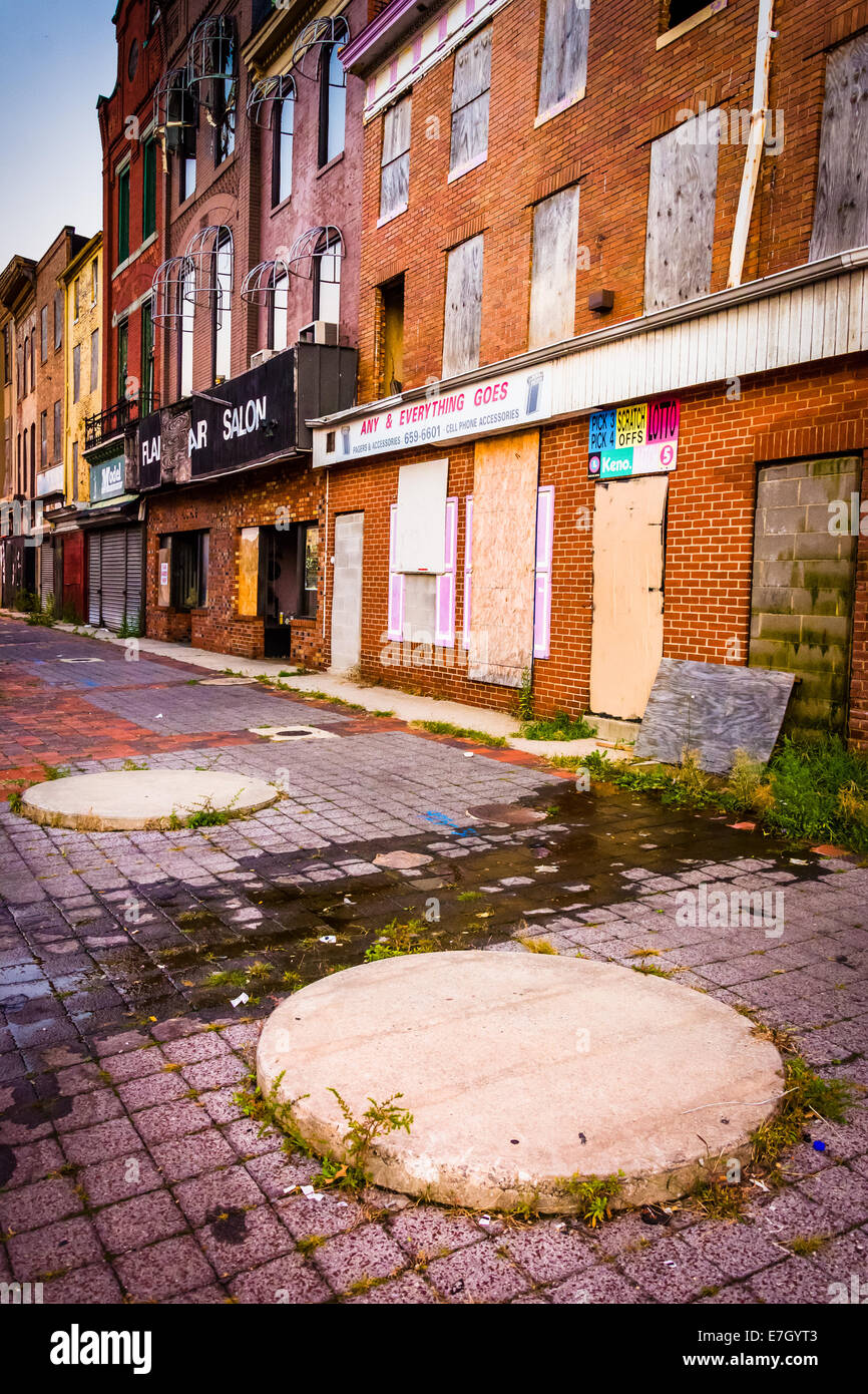 Vetrine abbandonate in Old Town Mall, Baltimore, Maryland. Foto Stock