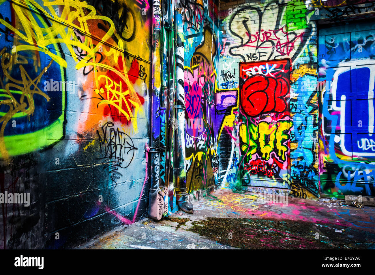 Design colorato nel vicolo di graffiti, Baltimore, Maryland. Foto Stock