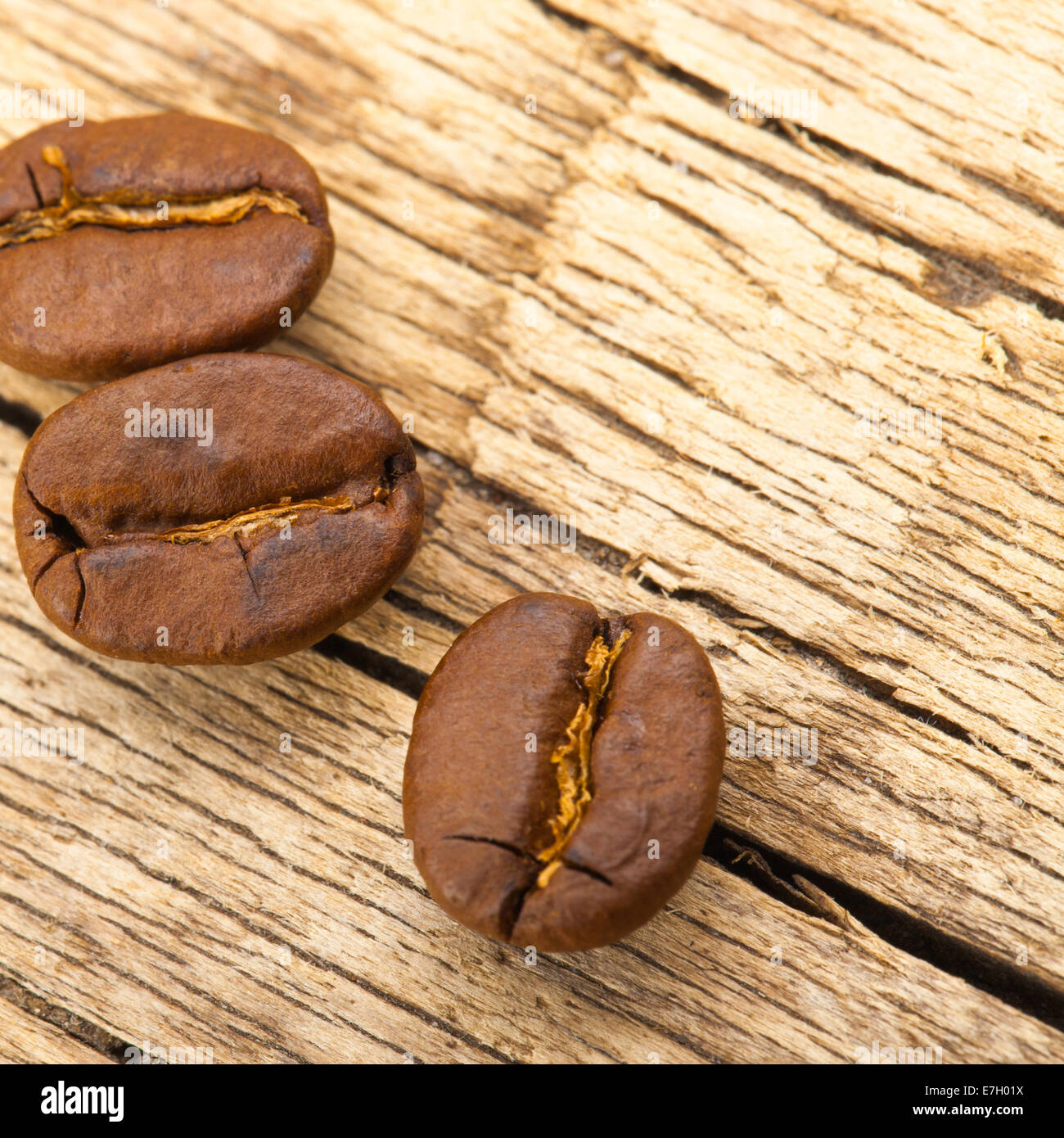 Caffè torrefatto in grani sul vecchio tavolo in legno - da 1 a 1 rapporto Foto Stock