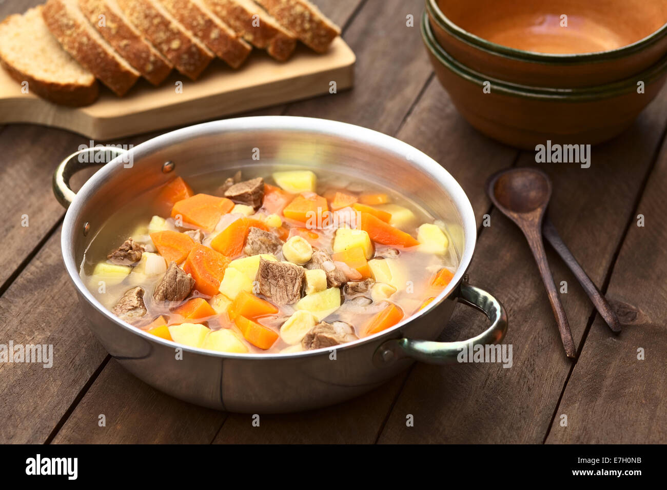 Tradizionale zuppa ungherese chiamato Gulyasleves fatta di carni bovine, patata, carota, cipolla, csipetke (pasta fatta in casa) e paprica Foto Stock