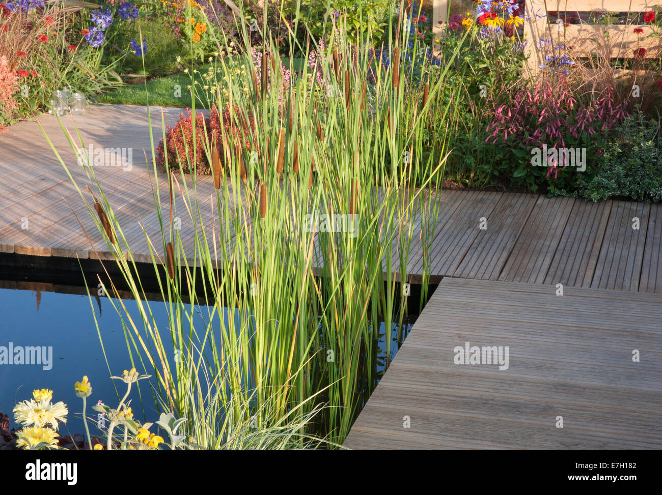 Piccolo giardino - The Narrows - piscina con laghetto giardino con torce e legno ponte in legno cornice- Designer - PIP Probert - Foto Stock
