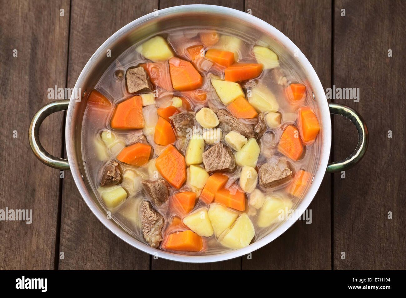 Tradizionale zuppa ungherese chiamato Gulyasleves fatta di carni bovine, patata, carota, cipolla, csipetke (pasta fatta in casa) e paprica Foto Stock