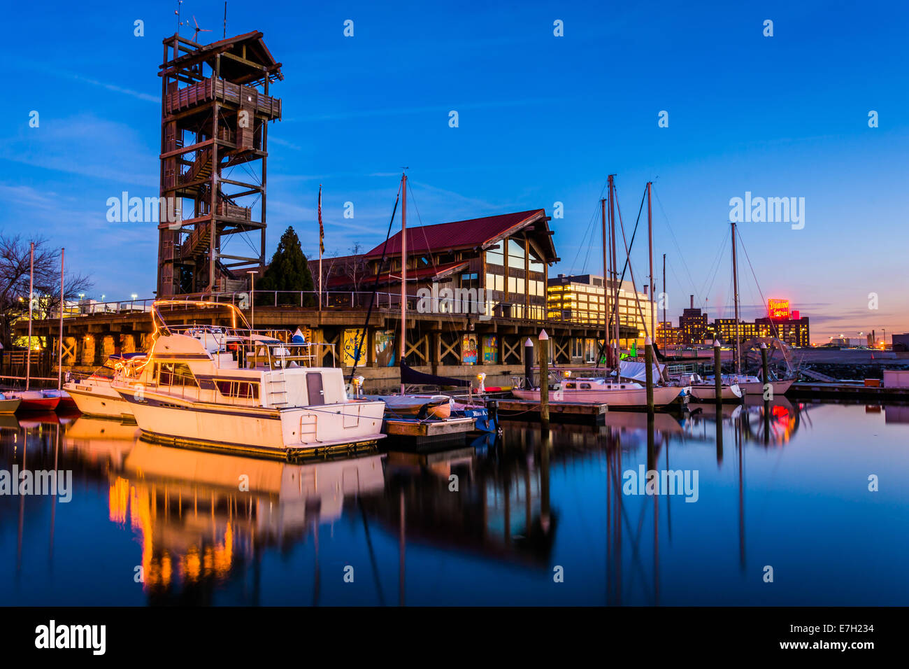 Marina al crepuscolo, in porto a est, Baltimore, Maryland. Foto Stock
