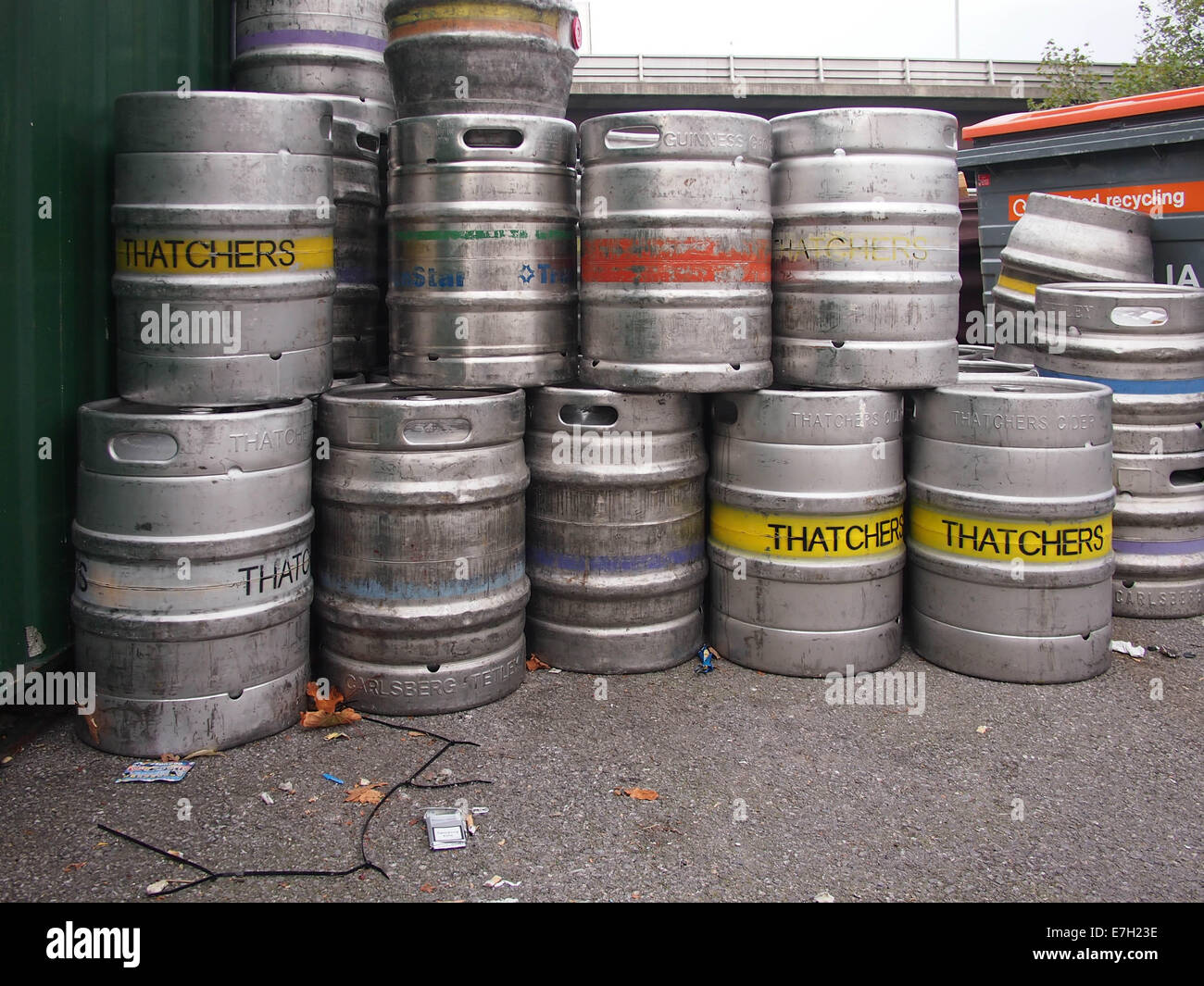 Acciaio barili di birra in deposito nel parcheggio di un pub Foto Stock