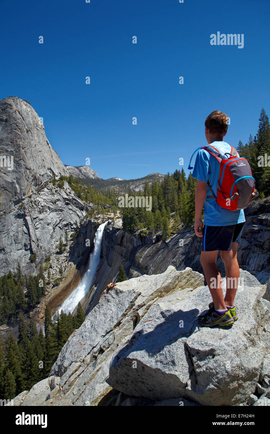 Nevada Fall, la cupola di granito di Liberty Cap e escursionista sul sentiero di nebbia, Yosemite National Park, California, Stati Uniti d'America Foto Stock
