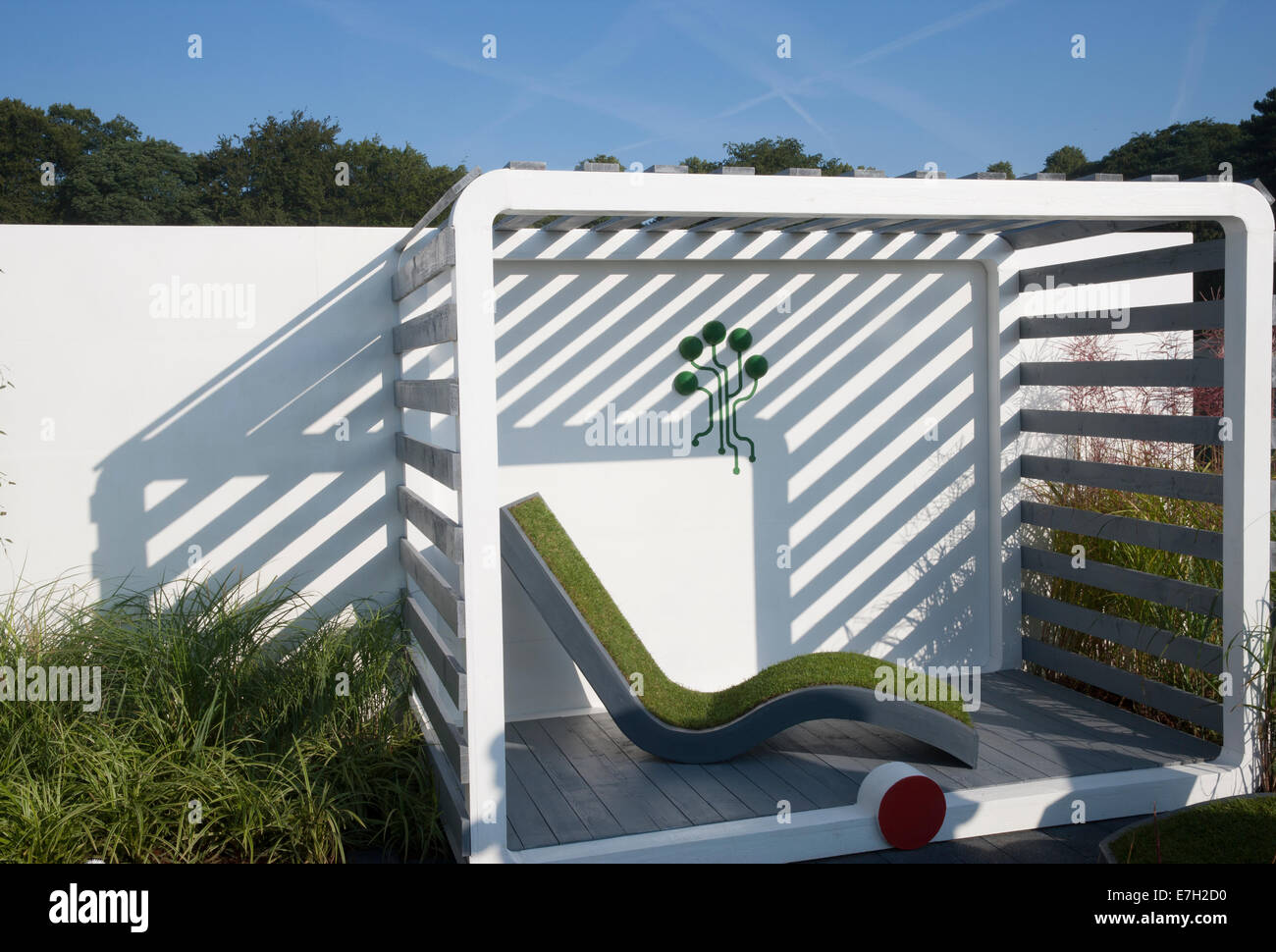 Giardino - Digital verde - al di fuori della camera con lettini in legno e piantate con erba - Designers - Clusius Foto Stock