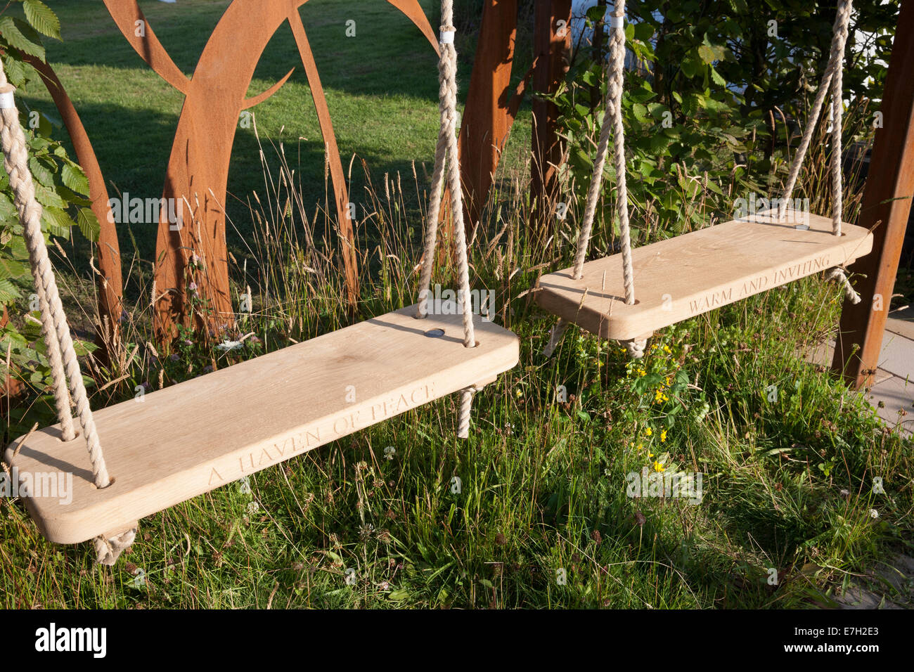 Giardino - Maggie's Forest giardino - giardino swing - Designers - Amanda Waring e Laura Arison - Sponsor - Nord M Foto Stock