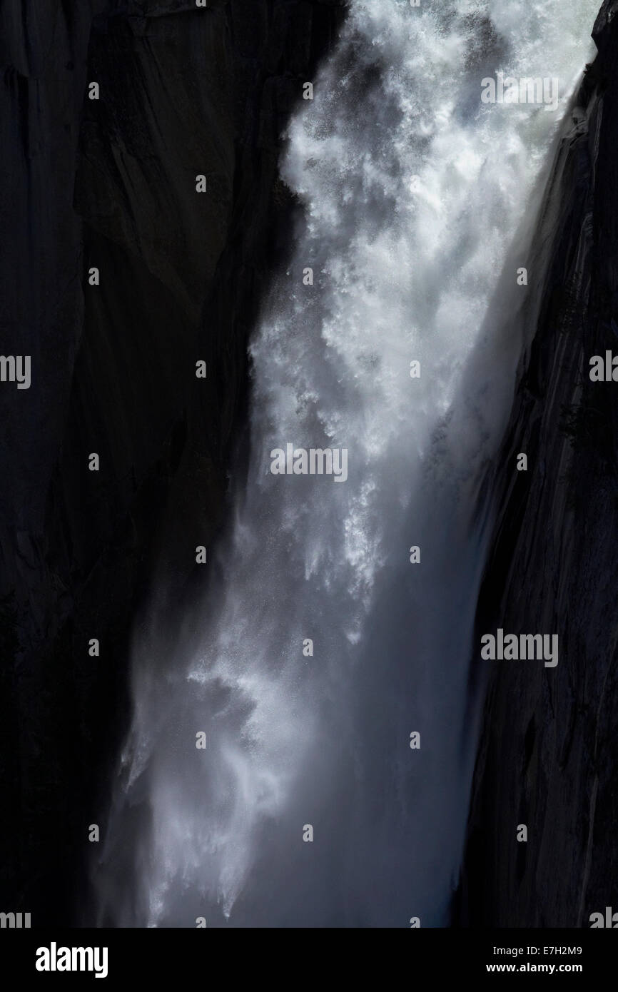 Merced River sprofondare su Nevada Fall, la nebbia Trail, Yosemite National Park, California, Stati Uniti d'America Foto Stock