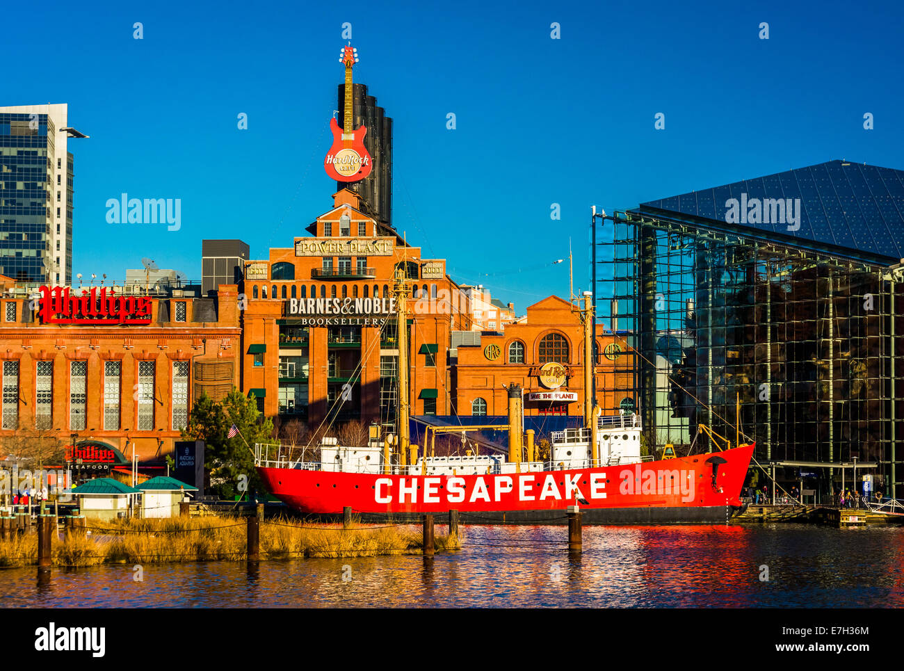 Gruppo motopropulsore e Chesapeake Lightship nel Porto Interno di Baltimore, Maryland. Foto Stock