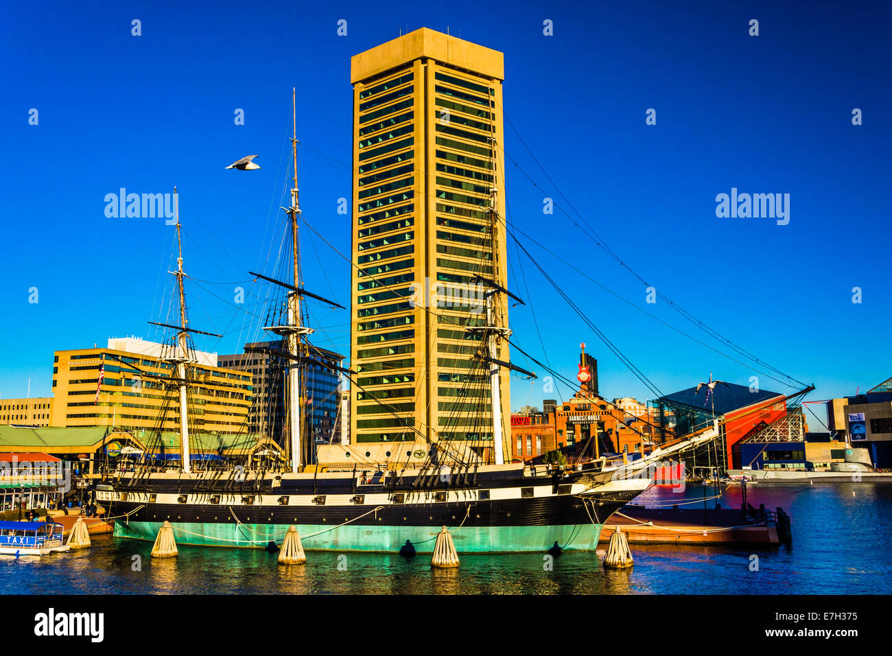 La USS Constellation e il World Trade Centre, nel Porto Interno di Baltimore, Maryland. Foto Stock