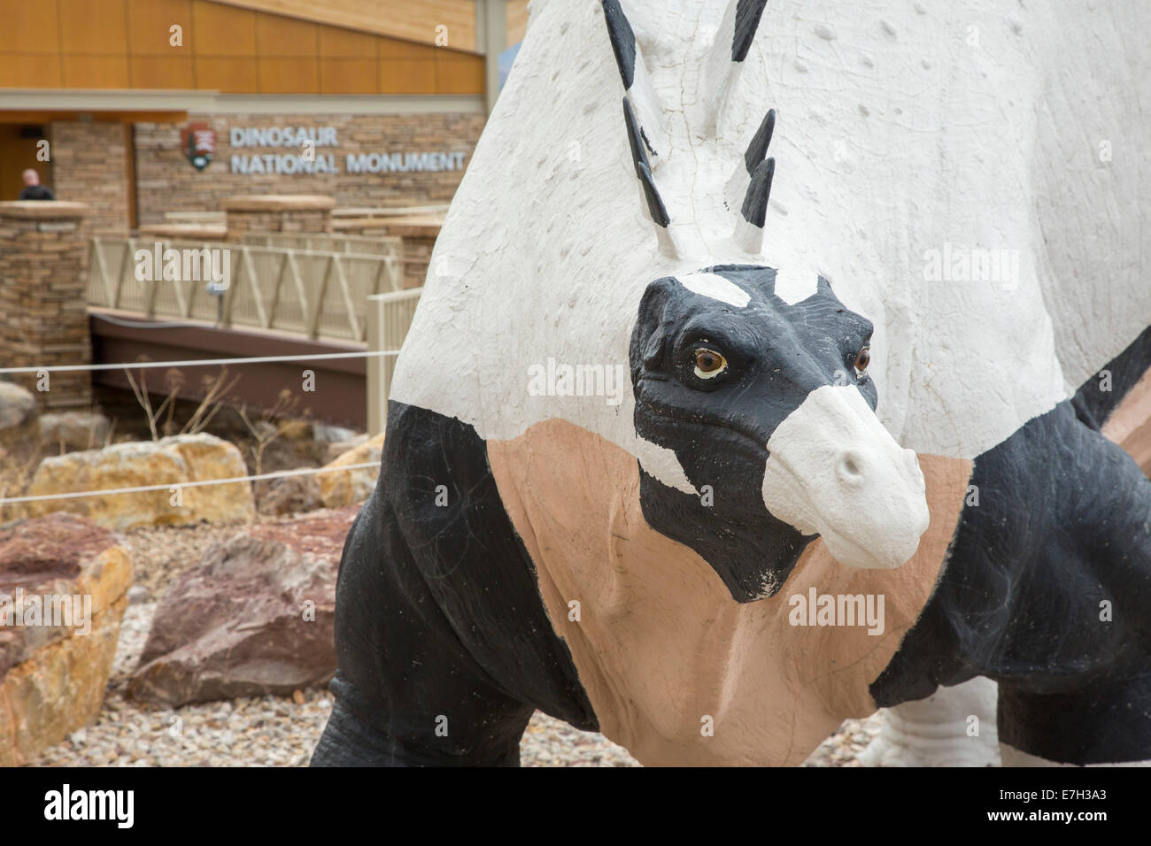 Jensen, Utah - un modello di Stegosaurus al di fuori di un centro visitatori a dinosauro monumento nazionale. Foto Stock