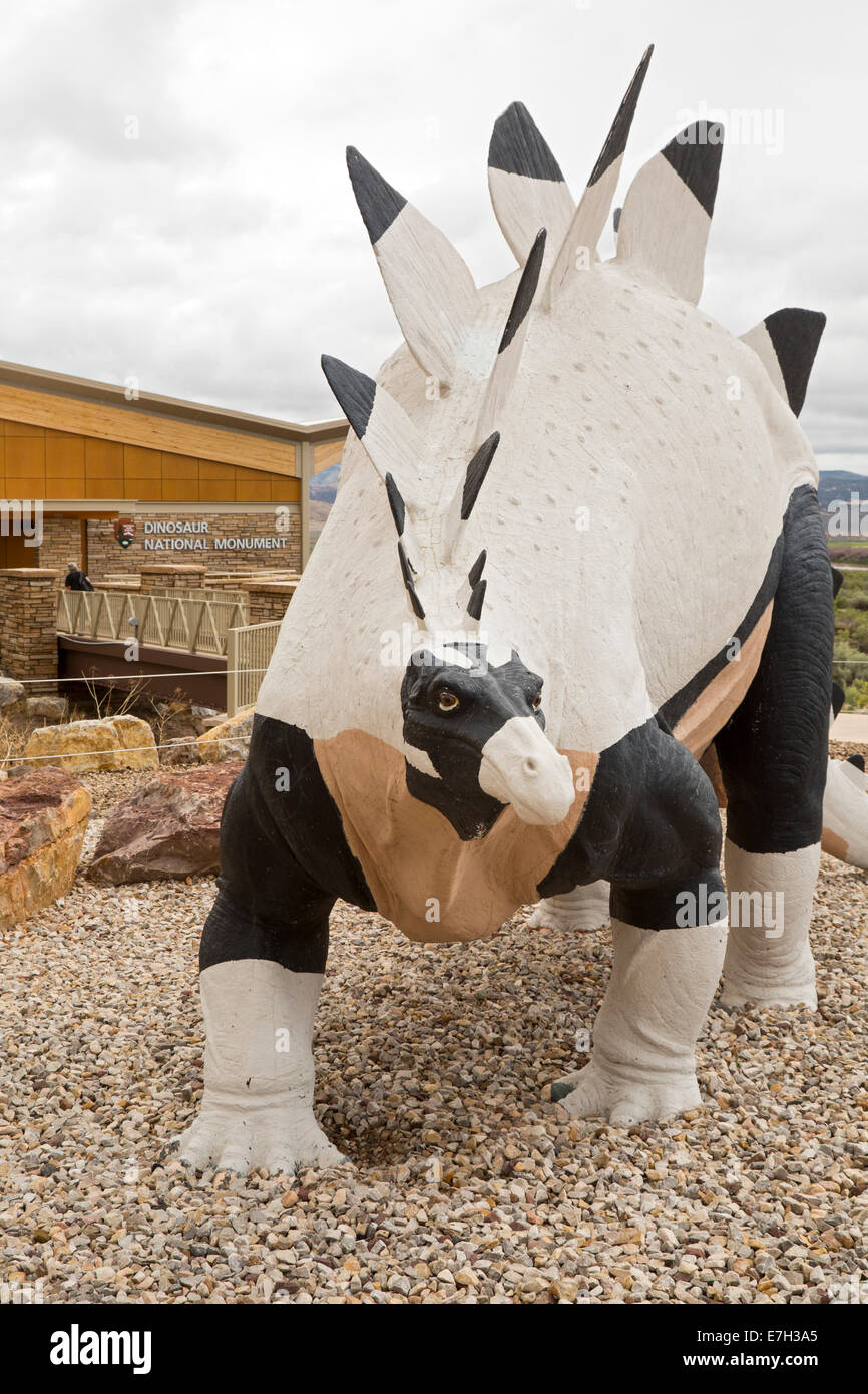 Jensen, Utah - un modello di Stegosaurus presso un centro visitatori nel dinosauro monumento nazionale. Foto Stock