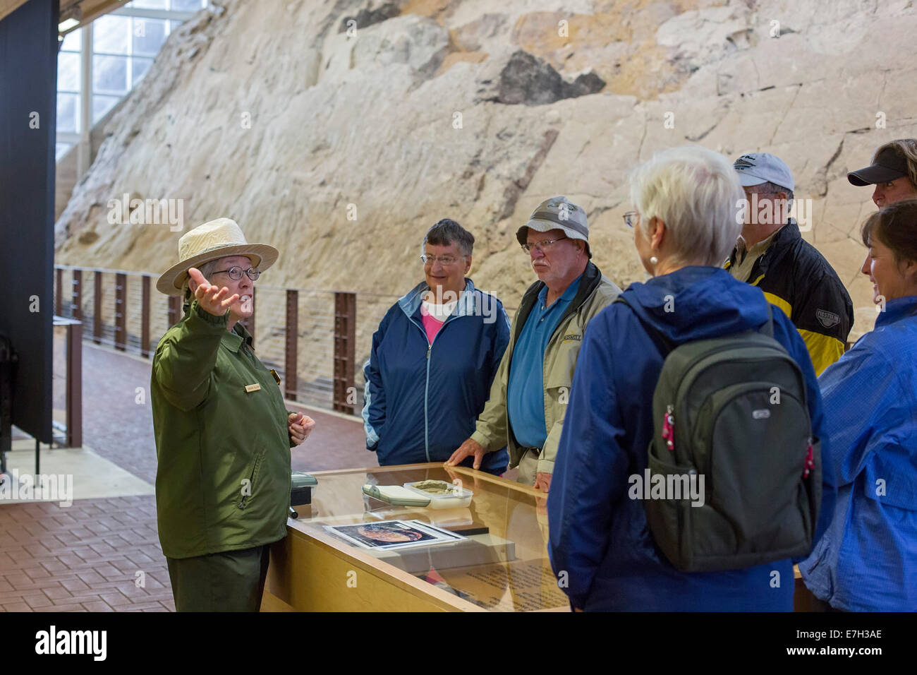 Jensen, Utah - un ranger del parco i colloqui con i visitatori nella cava Exhibit Hall a dinosauro monumento nazionale. Foto Stock