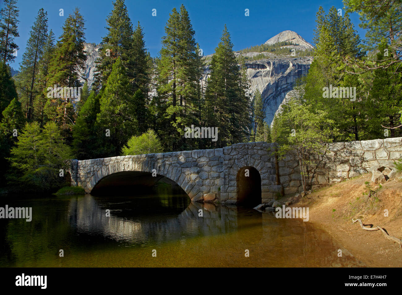 Stoneman ponte sul fiume Merced, Yosemite Valley, Yosemite National Park, California, Stati Uniti d'America Foto Stock