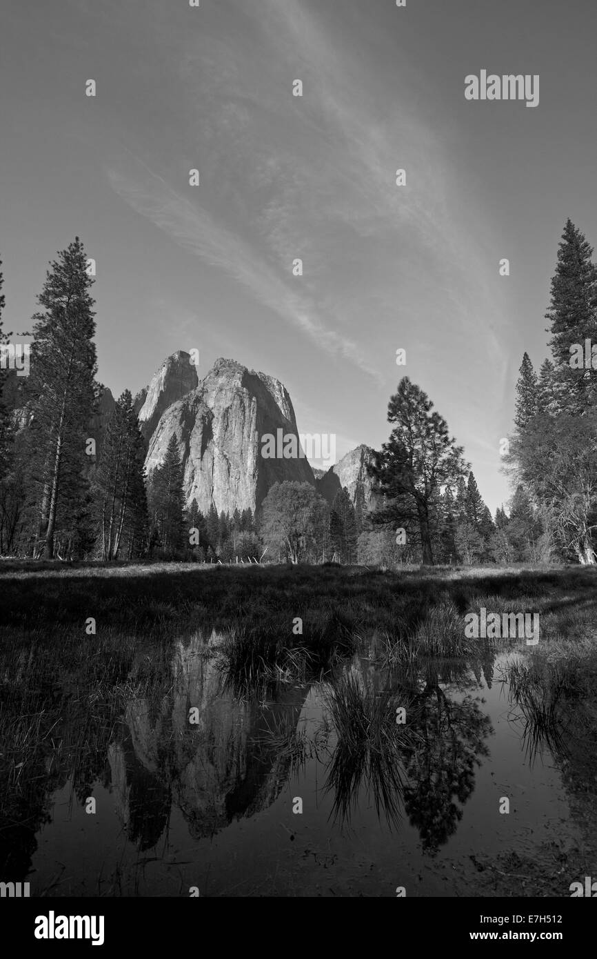 Cathedral Rocks riflesso in uno stagno in Yosemite Valley, Yosemite National Park, California, Stati Uniti d'America Foto Stock