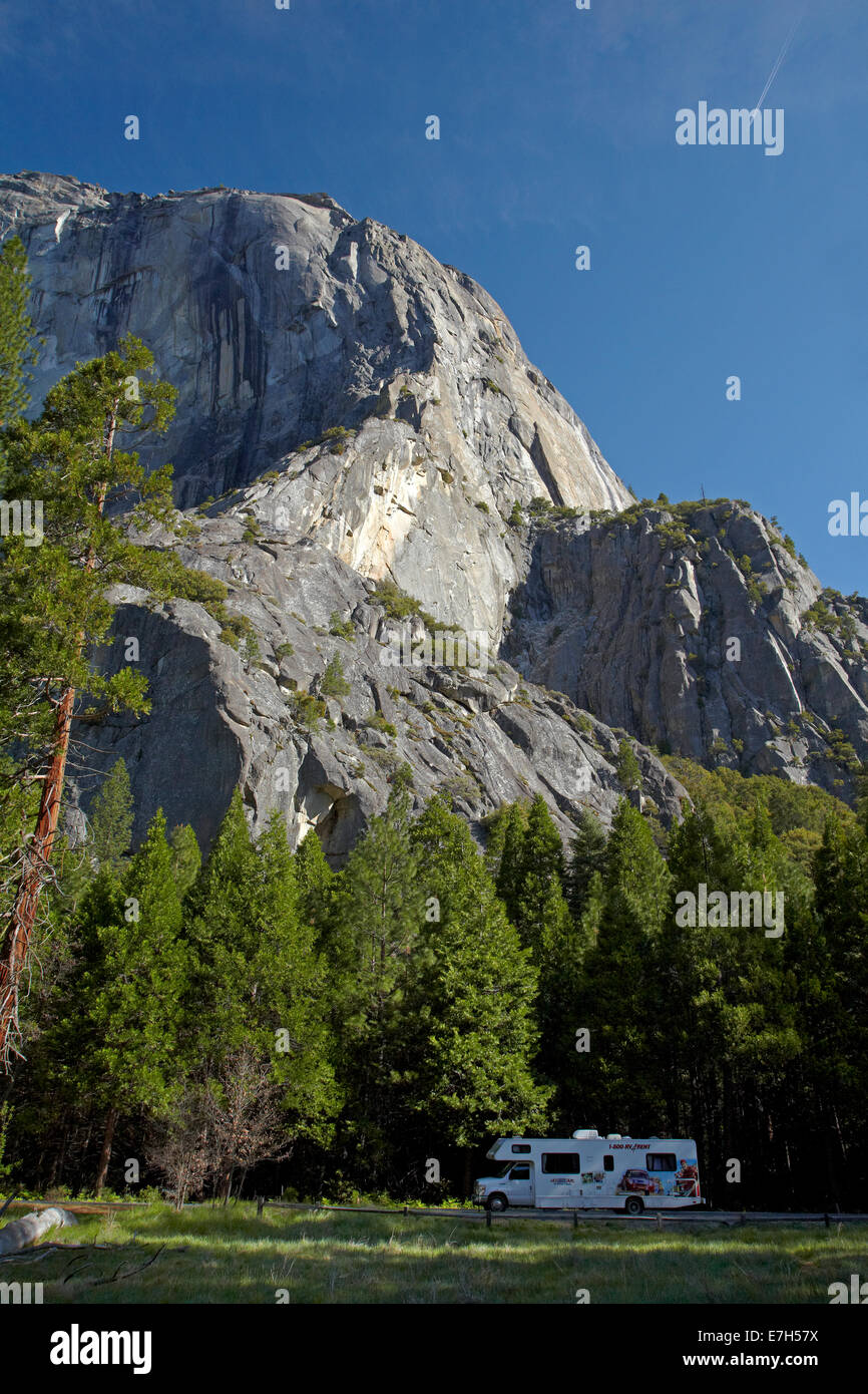 RV e El Capitan, Yosemite Valley, Yosemite National Park, California, Stati Uniti d'America Foto Stock