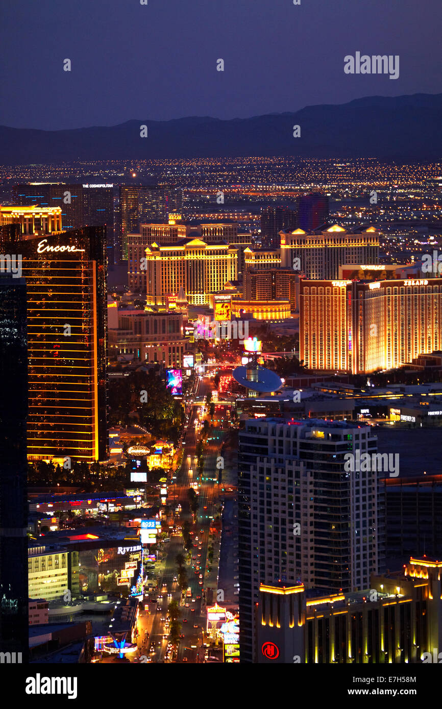 Vista notturna di alberghi e casinò lungo lo Strip di Las Vegas, dal ponte di osservazione di Stratosphere Tower, Las Vegas, Nevada, STATI UNITI D'AMERICA Foto Stock