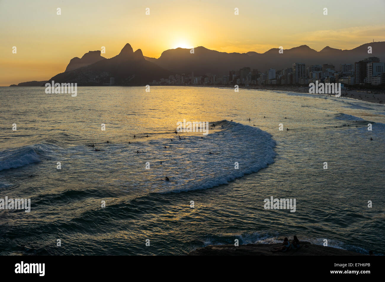 Il Brasile, Rio de Janeiro, l'Ipanema baia vista da Pedra do Arpoador promontorio al tramonto Foto Stock