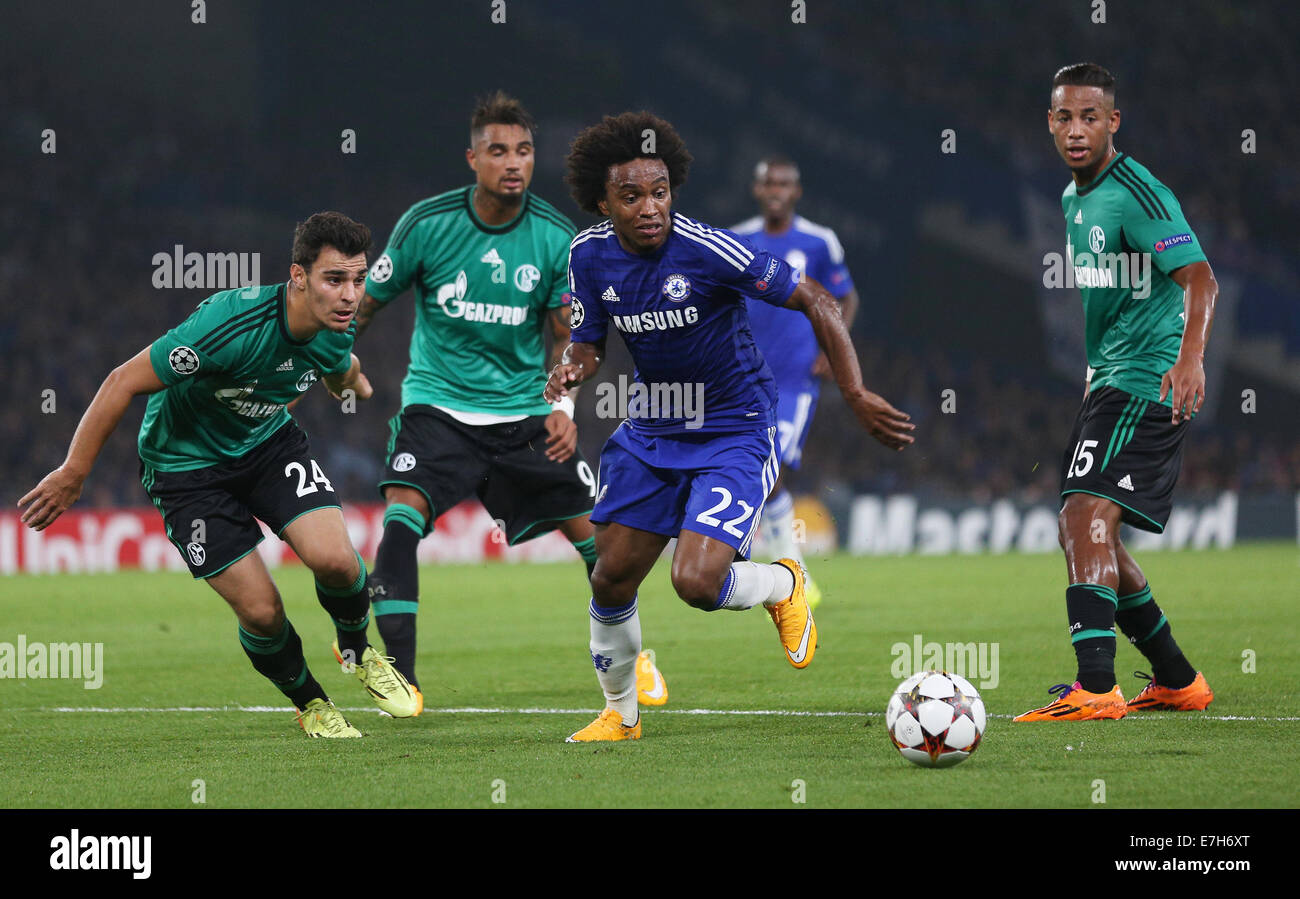 Londra, Gran Bretagna. Xvii Sep, 2014. Chelsea's Willian (m), Schalke's Kaan Ayhan (c), Kevin-Prince Boateng e Dennis Aogo vie per la palla durante la UEFA Champions League gruppo G partita di calcio tra Chelsea FC ed FC Schalke 04 a Stadio Stamford Bridge di Londra, Gran Bretagna, 17 settembre 2014. Foto: Ina Fassbender/dpa/Alamy Live News Foto Stock