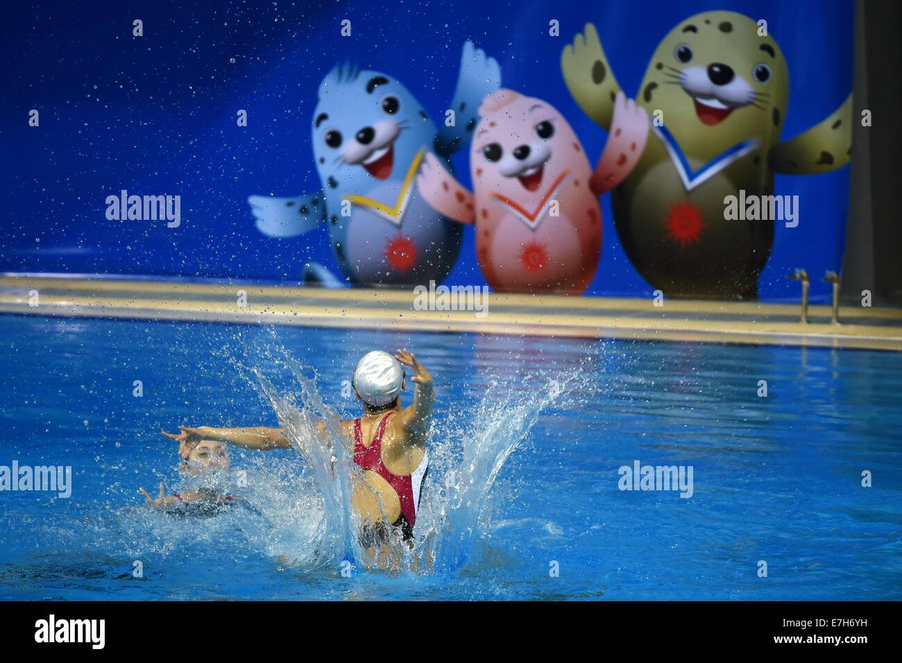 Incheon, Corea del Sud. Xviii Sep, 2014. Nuoto sincronizzato atleti della Repubblica Popolare Democratica di Corea (DPRK) di partecipare a una sessione di formazione presso il Parco di Munhak Tae-hwan Aquatics Centre per il XVII Giochi Asiatici in Incheon, Corea del Sud, Sett. 18, 2014. Il nuoto sincronizzato la concorrenza di Incheon Asiad inizierà il 7 settembre 20. Credito: Gao Jianjun/Xinhua/Alamy Live News Foto Stock