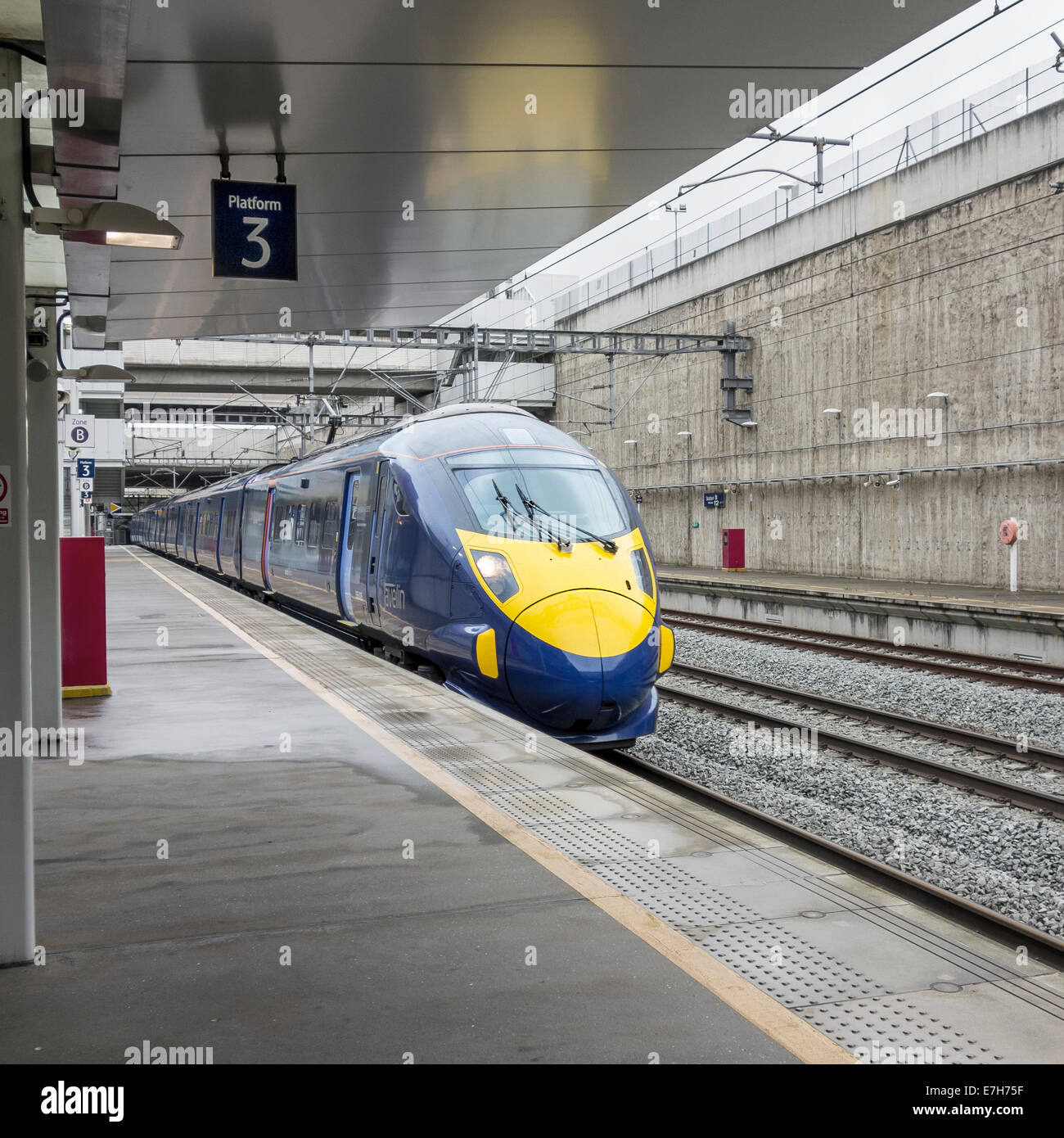 Giavellotto Treno ad alta velocità che arrivano a Stratford international Foto Stock