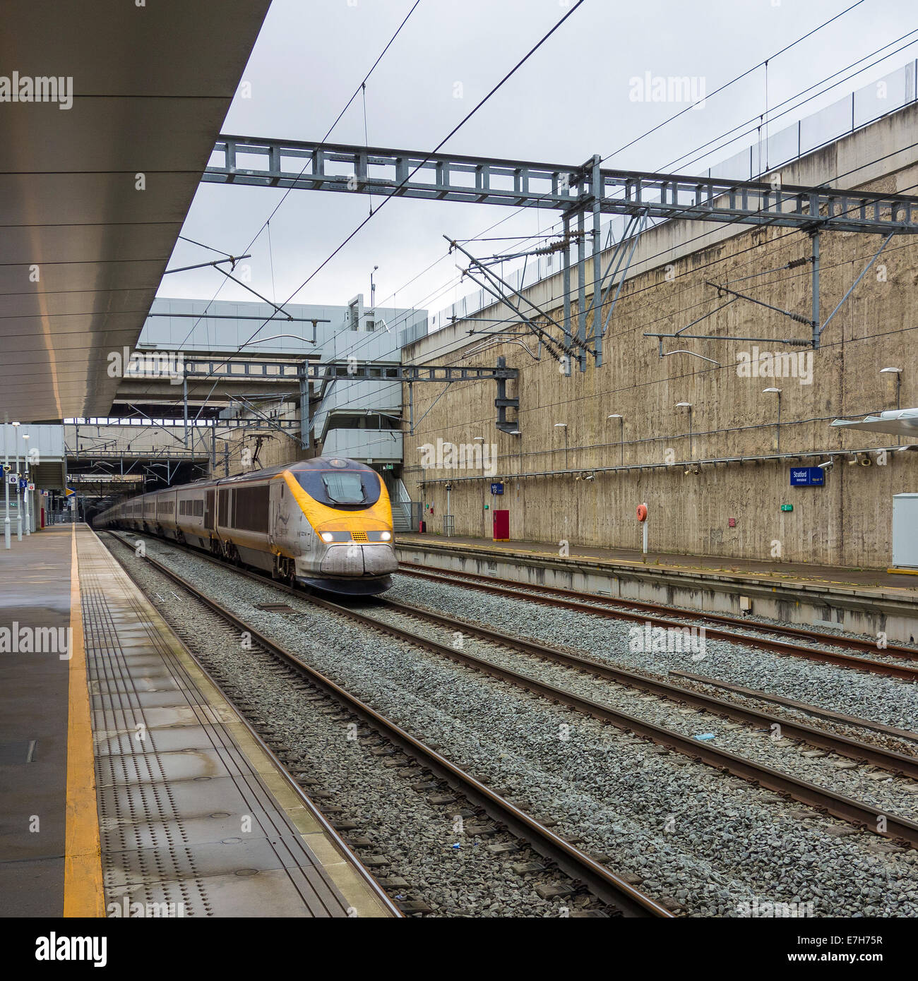 Eurostar lanciarsi attraverso la stazione Internazionale di Stratford Foto Stock