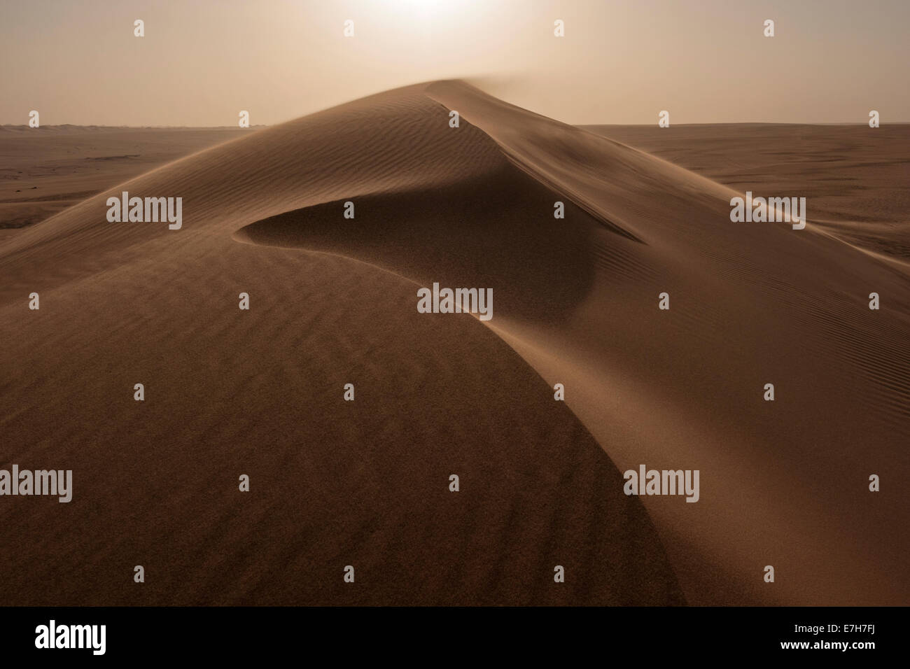 Venti del deserto shift le sabbie sulla cima di una duna di sabbia nel mezzo del Rub' al Khali desert in Arabia Saudita. Foto Stock