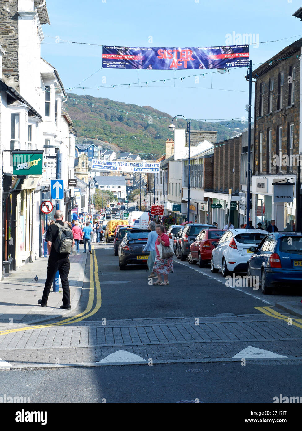 Il traffico pesante in grande Darkgate Street Aberystwyth Ceredigion REGNO UNITO Galles Foto Stock