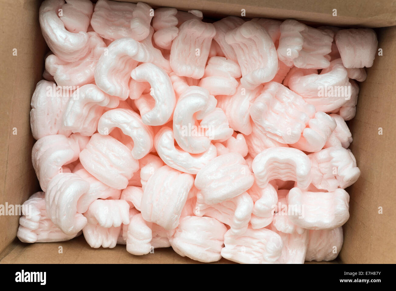 Scatola in cartone scatola di imballaggio con il rosa di imballaggio interno di riempimento Foto Stock