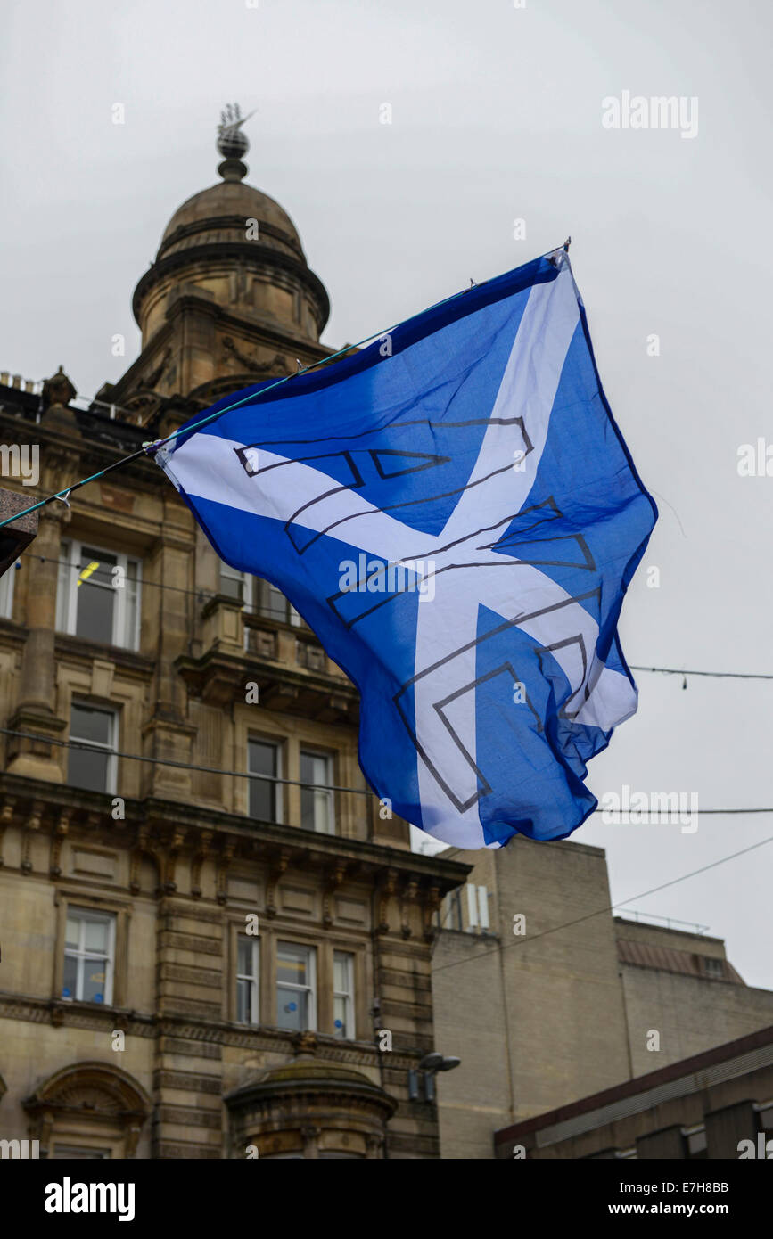 Glasgow, Scotland, Regno Unito. 17 Settembre, 2014. Centinaia di persone partecipano a un "sì Scozia campagna' in George Square, Glasgow con striscioni e cartelloni, ci sono anche relatori nonché musica dal vivo. Il paese va alle urne il 18 settembre 2014 a decidere se la Scozia dovrebbe essere un paese indipendente o rimane nel Regno Unito. Credito: Martin Alan Smith/Pacific Press/Alamy Live News Foto Stock