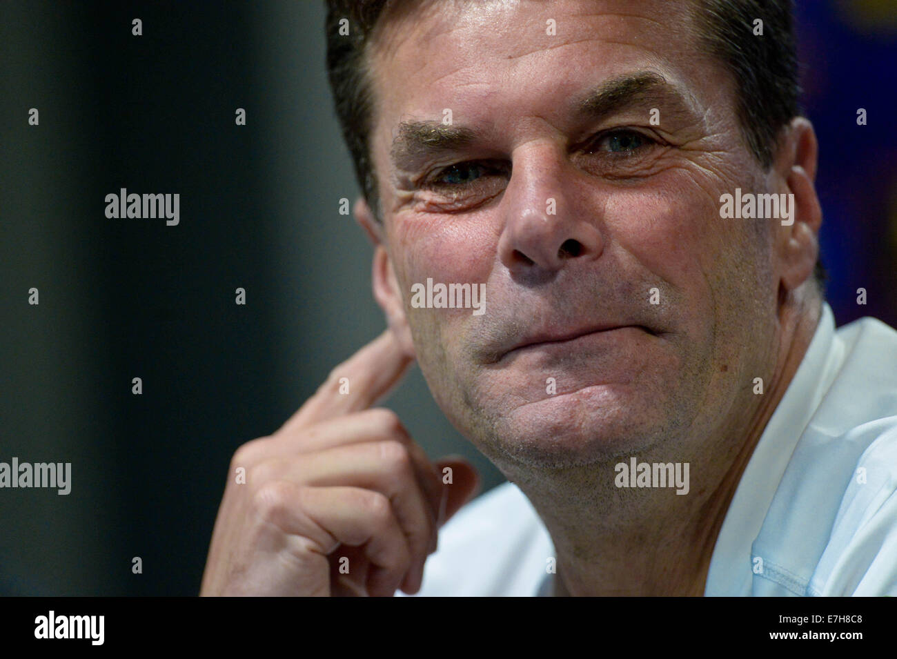 Liverpool, Regno Unito. Il 17 settembre 2014. Wolfsburg's allenatore Dieter Hecking parla durante una conferenza stampa a Goodison Park Stadium di Liverpool, in Gran Bretagna, 17 settembre 2014. Il VfL Wolfsburg gioca contro il FC Everton a Liverpool il 18 settembre 2014. Foto: Peter Steffen/dpa/Alamy Live News Foto Stock