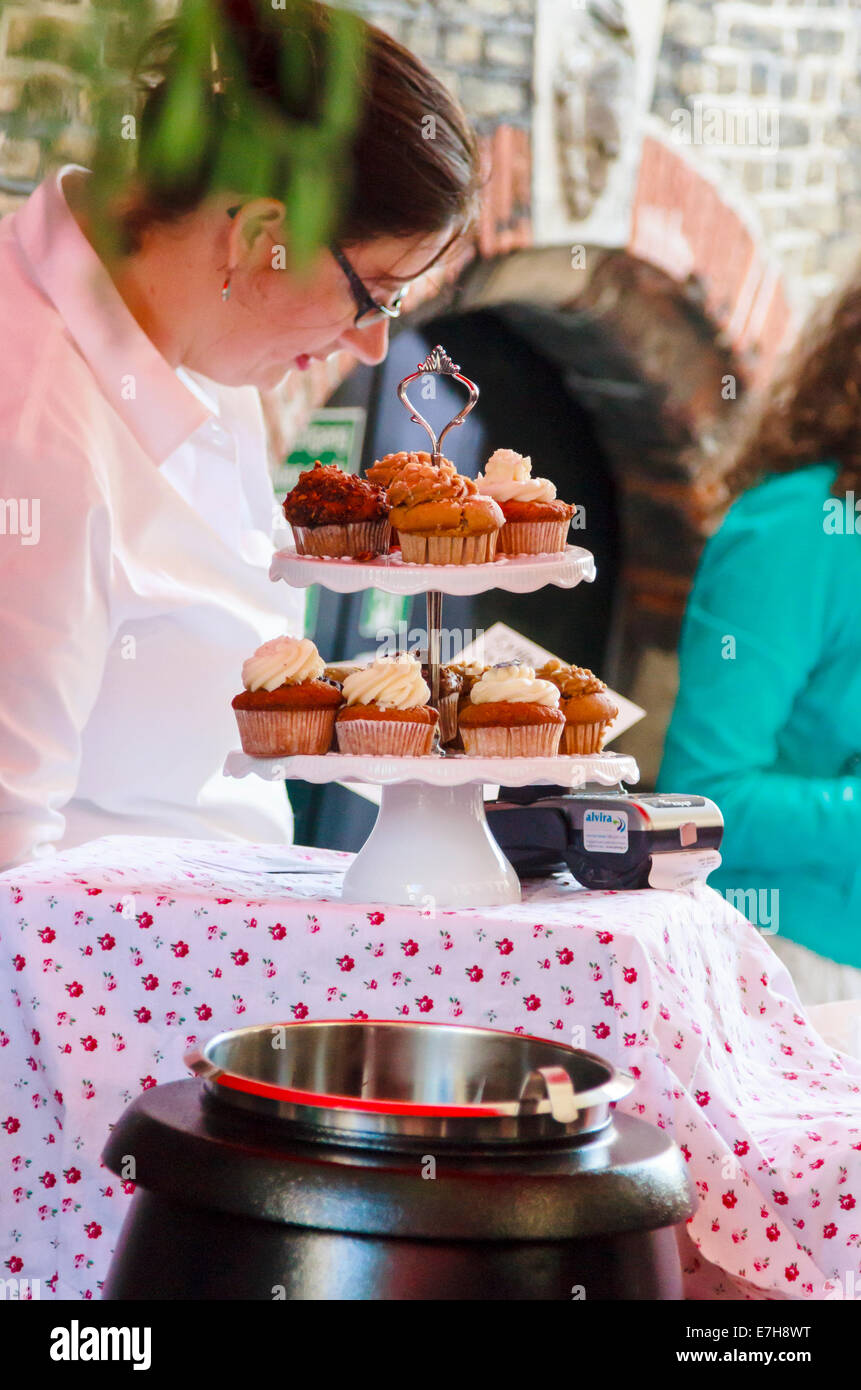 DORDRECHT, Paesi Bassi - 29 settembre 2013: il fornitore vendendo torte di tè e cioccolato per i clienti in un mercato in stallo. Foto Stock