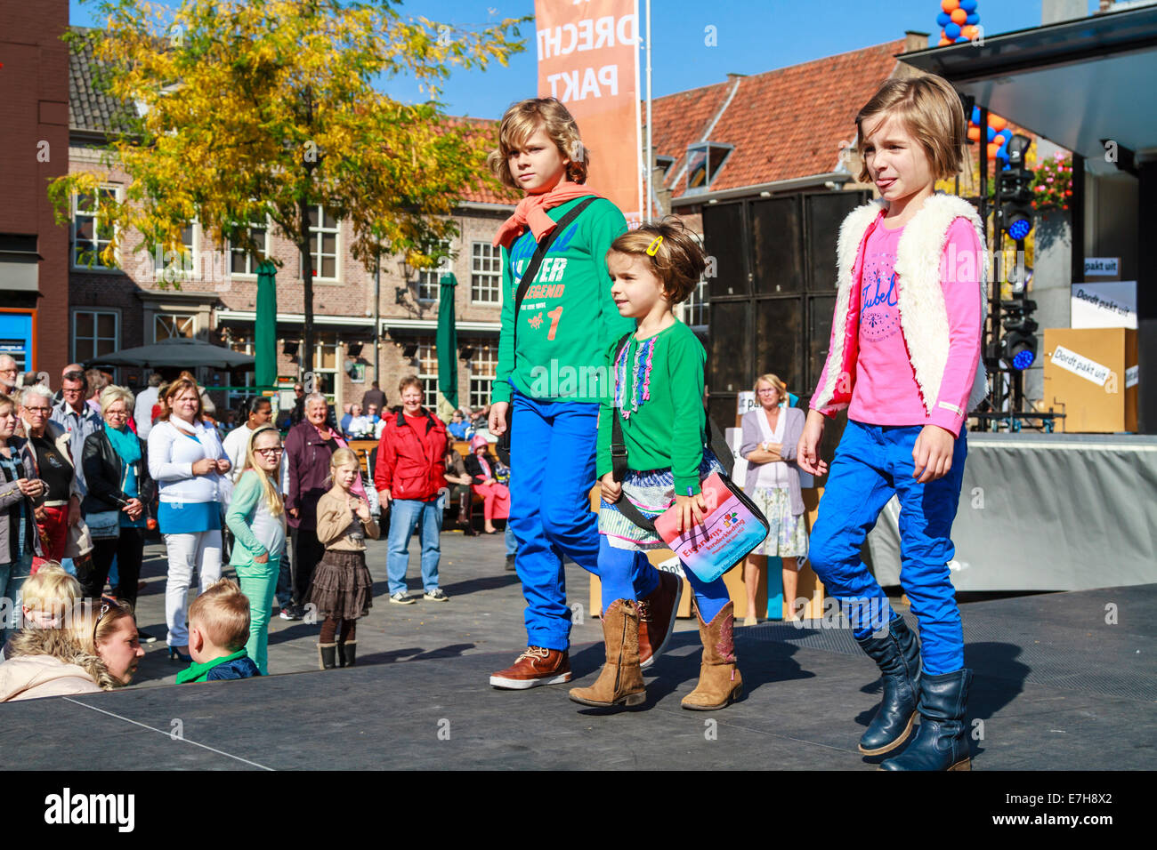 DORDRECHT, Paesi Bassi - 29 settembre 2013: libera il divertimento e la sfilata di moda nella piazza principale organizzato dal comune Foto Stock