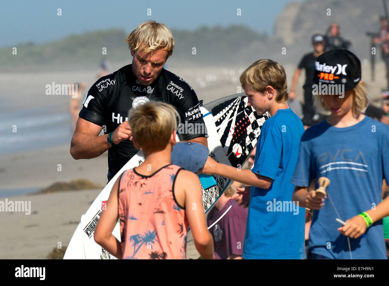 Abbassare tralicci, California, Stati Uniti d'America. 11 Settembre, 2014. Locale preferito Tanner Gudauskas firma autografi per i fan dopo il suo calore contro 11 volte campione del mondo Kelly Slater durante il round 4 del ASP WCT Hurley Pro, situato in basso a tralicci, San Clemente, CA il 11 settembre 2014. Foto Stock