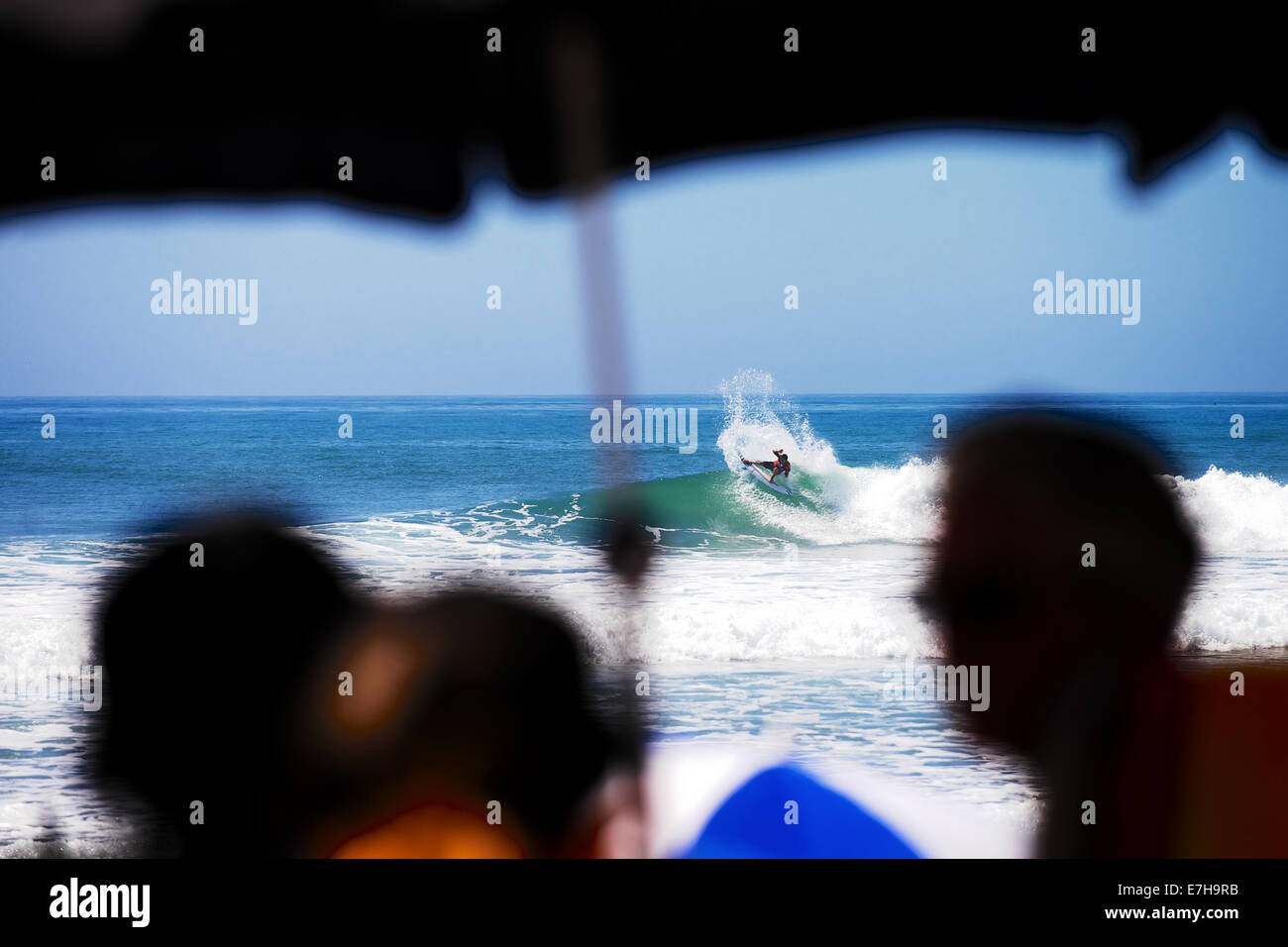 Abbassare tralicci, California, Stati Uniti d'America. 11 Settembre, 2014. Australian Joel Parkinson avanzate per i quarti di finale dopo un intero giorno di surf in ASP WCT Hurley Pro, situato in basso a tralicci, San Clemente, CA il 11 settembre 2014. Foto Stock