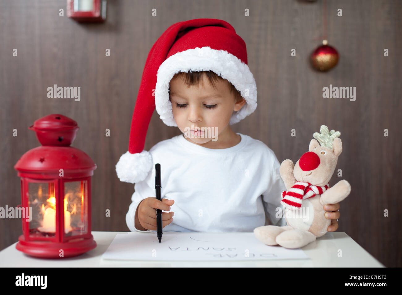 Adorable little boy, scrivendo la lettera di Santa Foto Stock