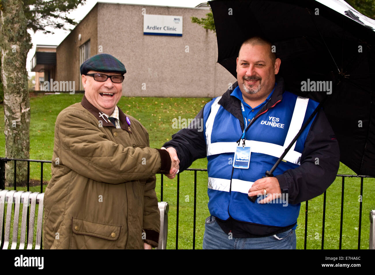 Dundee, Scotland, Regno Unito. 18 Settembre 2014: Referendum scozzese "Vota Sì " Campagna. Partito nazionale scozzese attivisti politici e John Bisset di Radio Tay "Tay Talk-In" [sinistra] a votare sì / votazione di polling non stazioni a Ardler villaggio nella città di Dundee scozzese di incoraggiare le persone a votare sì per l'indipendenza il 18 settembre 2014. Credito: Dundee fotografico / Alamy Live News Foto Stock