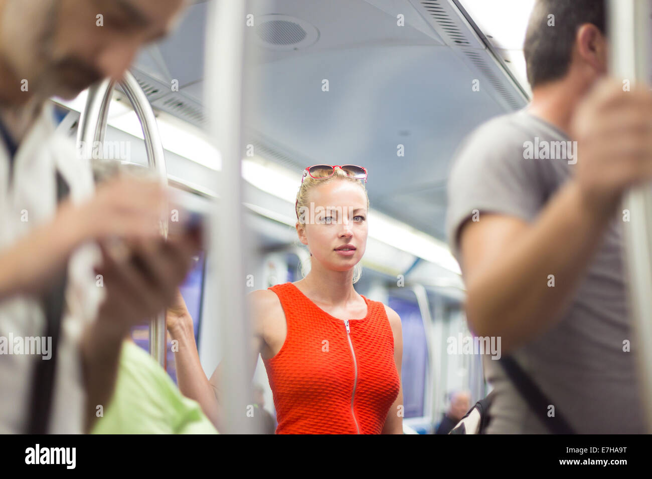 Signora viaggiando con la metro. Foto Stock