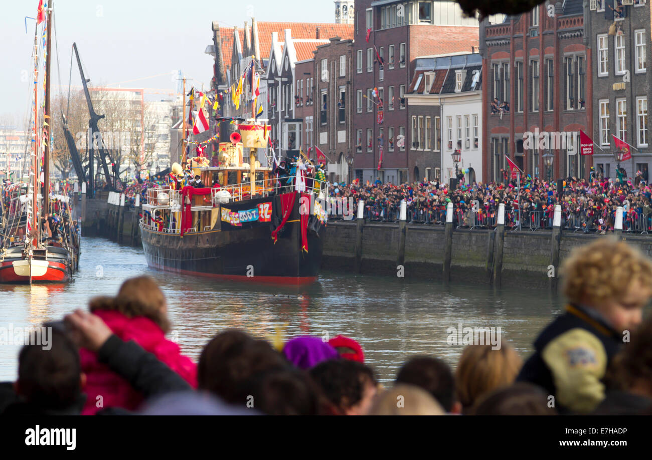 DORDRECHT, Paesi Bassi - 12 novembre: Barca di Saint Nicolas di entrare nel porto di Dordrecht per la Saint Nicolas parade. Foto Stock
