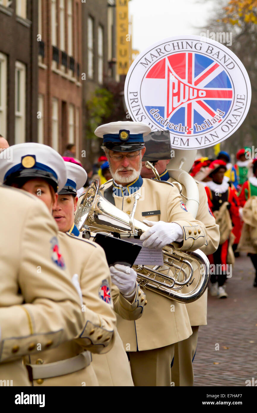 DORDRECHT, Paesi Bassi - 18 novembre: Marching Band, Principe Willem van Oranje, partecipando a una sfilata in riproduzione. Foto Stock