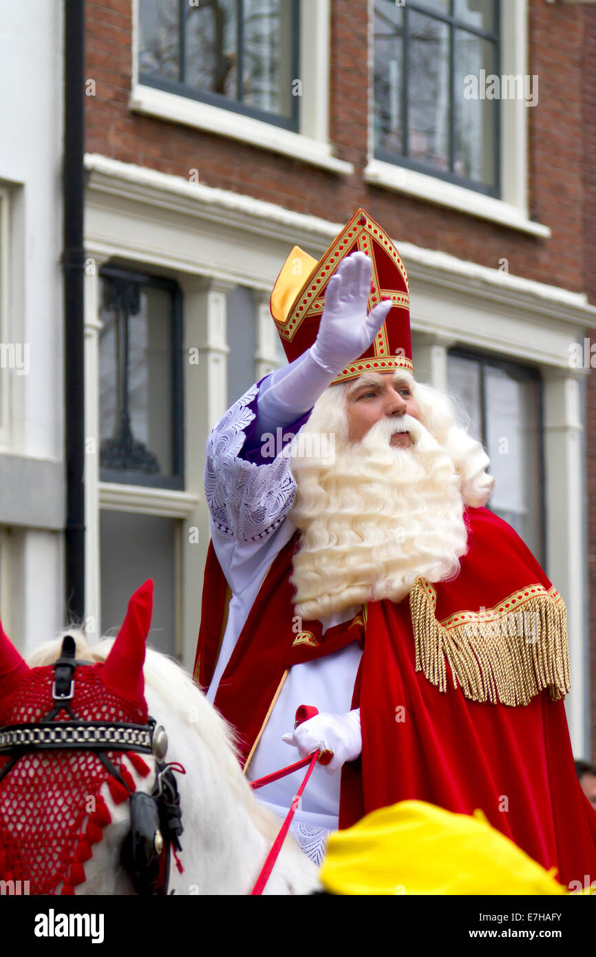 DORDRECHT, Paesi Bassi - 18 novembre: Saint Nicolaas sul suo cavallo bianco cavallo attraverso le strade di Dordrecht sventolare. Foto Stock