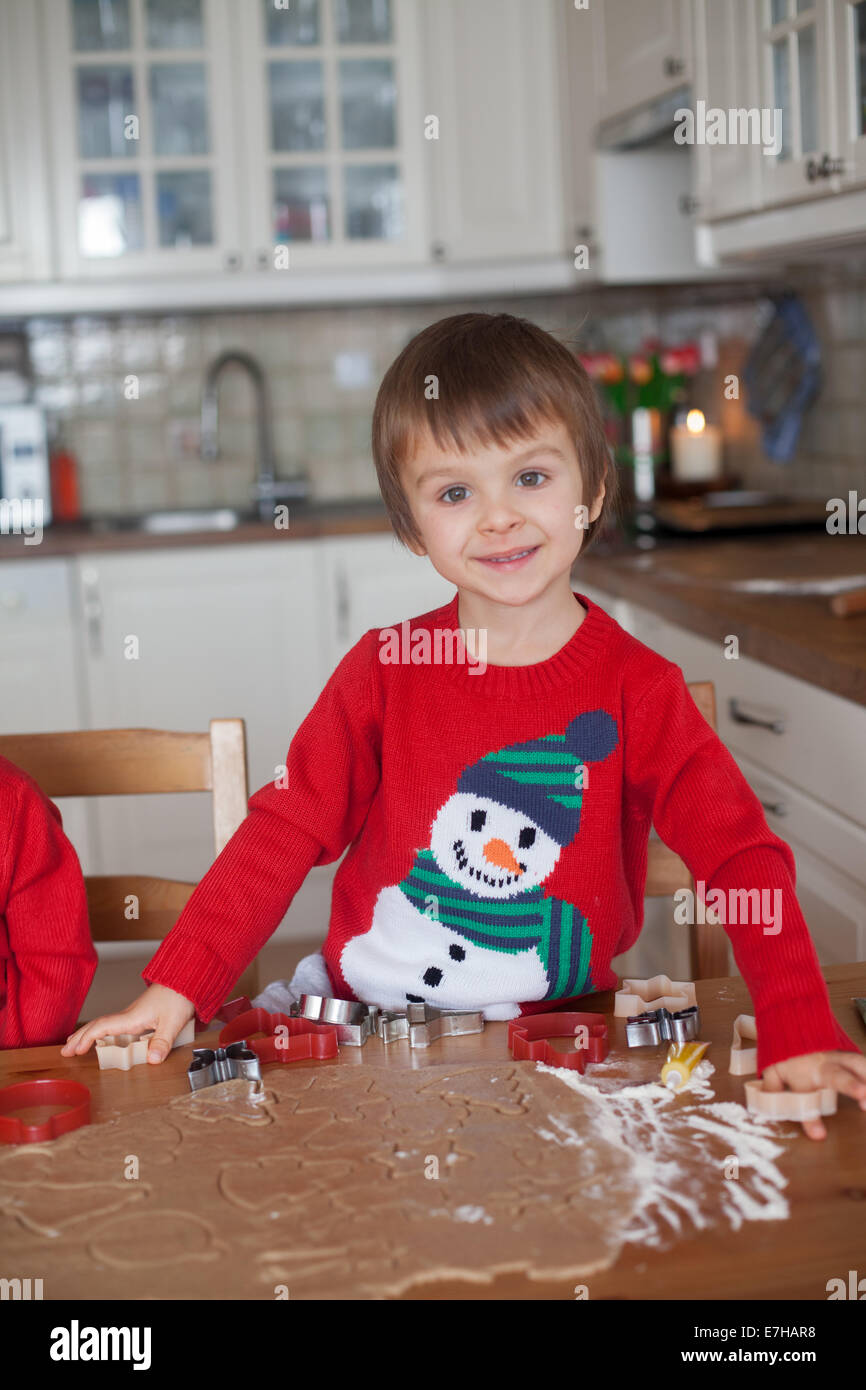 Il ragazzo, Cottura Biscotti allo zenzero per Natale Foto Stock