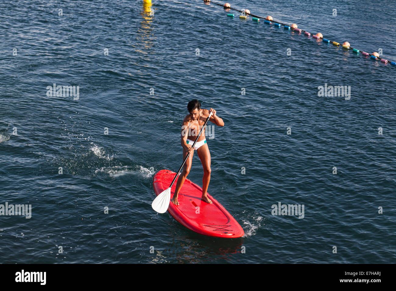 Mister International Espana concorrenti di prendere parte a una racchetta board gara in Playa San Juan, Tenerife, Isole canarie, Spagna. Foto Stock