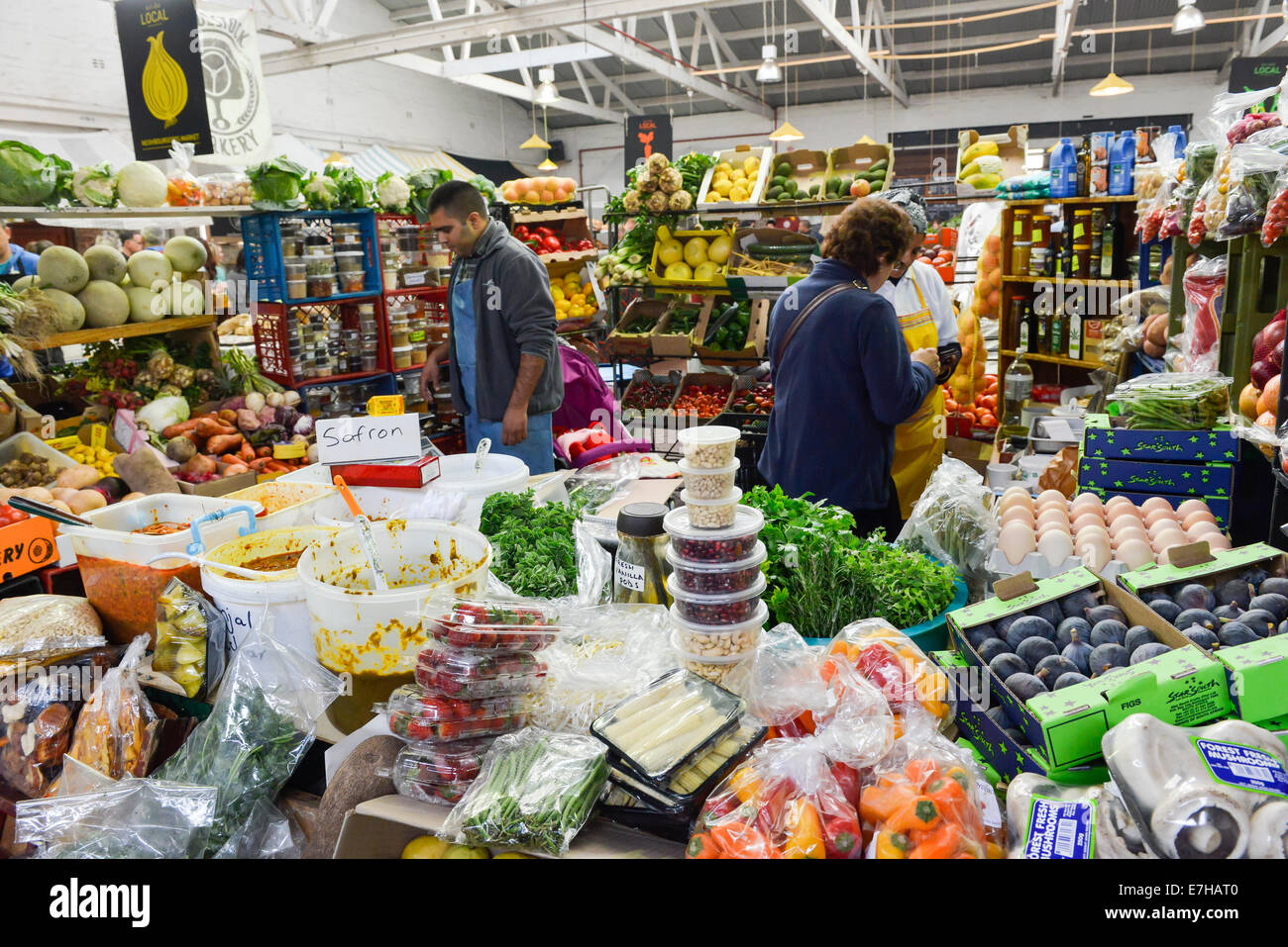 Frutta e verdura fresche in vendita presso il vecchio mulino biscotto mercato in Città del Capo Sud Africa Foto Stock