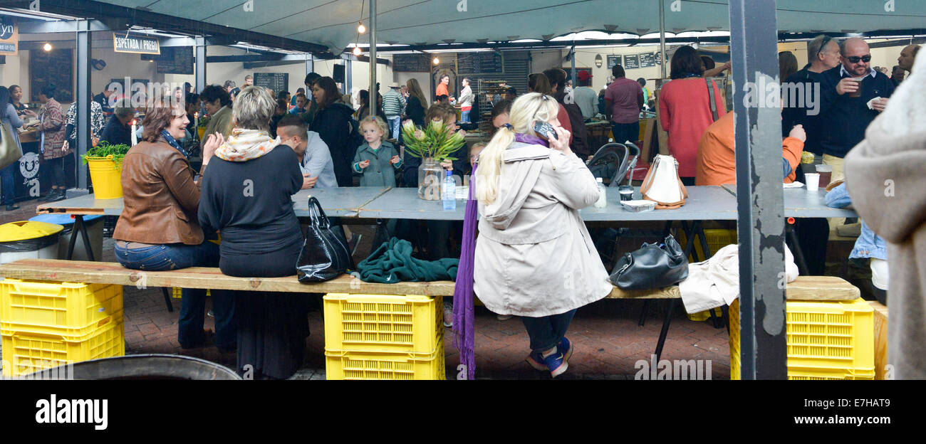 Cene informali presso il vecchio mulino biscotto street market alimentare a Città del Capo in Sud Africa Foto Stock